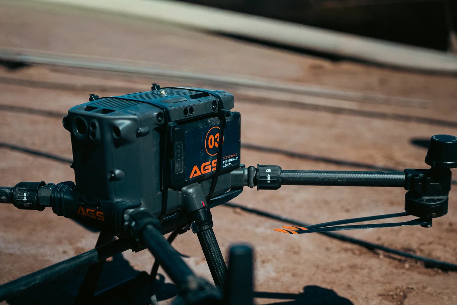 Dron industrial de AGS Soluciones en terreno, con su número de matrícula y la marca de la empresa en el fuselaje